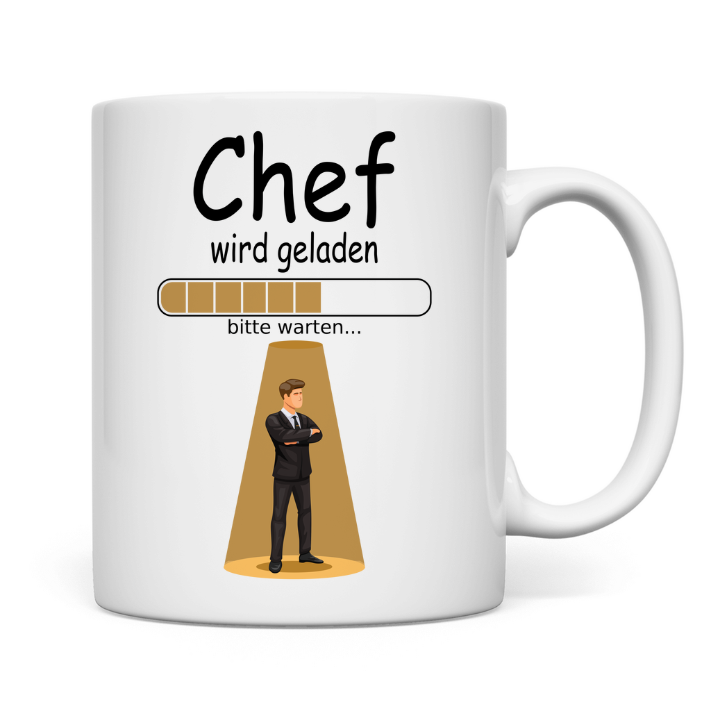 Weiße Tasse mit Spruch zur Beförderung: ‚Neuer Chef wird geladen‘ – Mockup